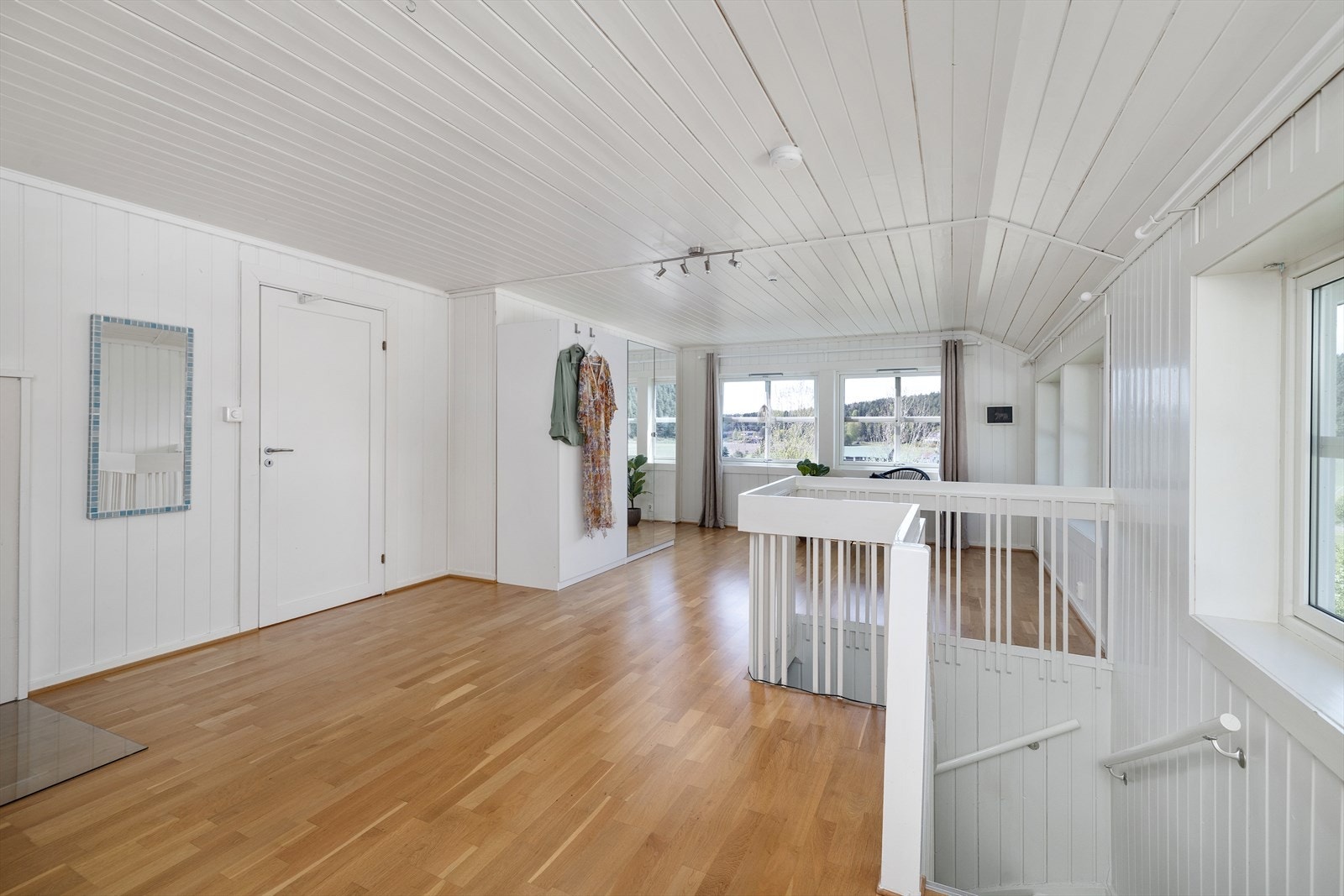 Stort rom i 2. etg. med mange vinduer Galleribilde