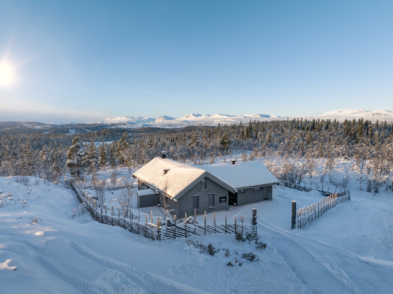 Høyt over hverdagen finner du denne perlen av en hytte. Her ser man også mot Hemsedalsfjella med bl.a Skogshorn Galleribilde