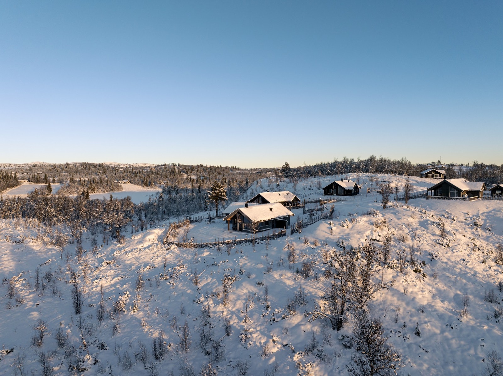 Tomten grenser til friarealer på de fleste sider. Galleribilde