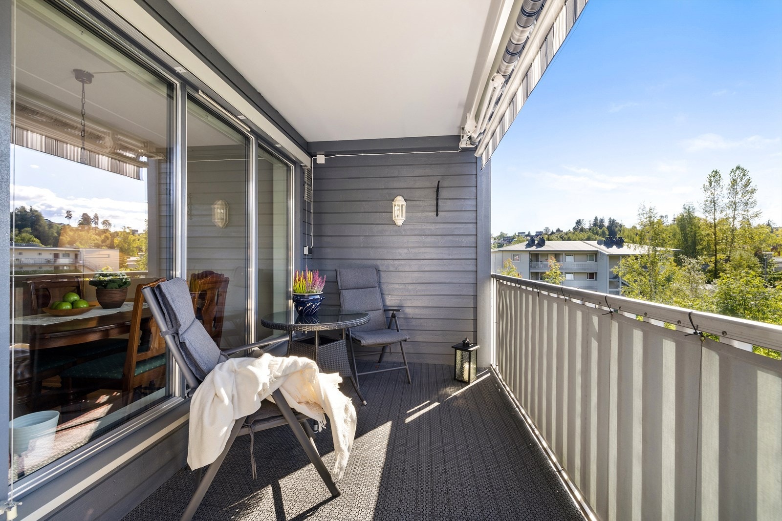 Fliser på gulv, med plasttremmer oppå, ny elektrisk markise Galleribilde