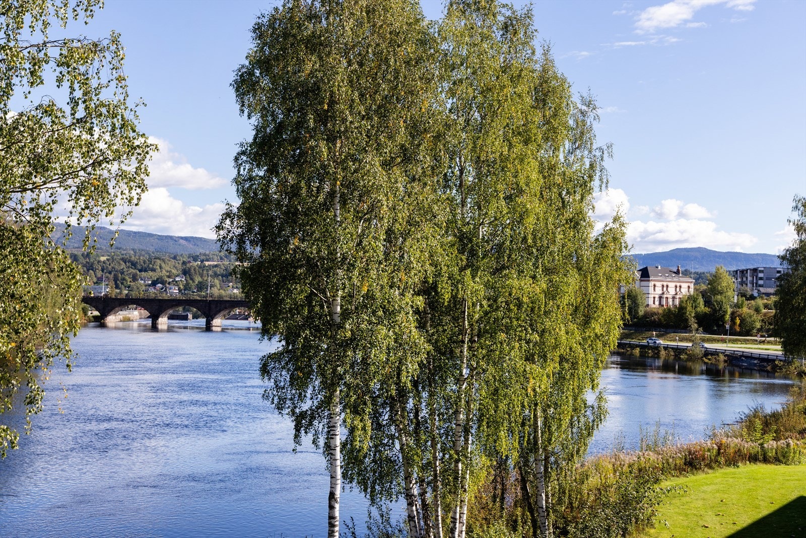 Det er gangavstand til sentrum, det går buss rett ut i veien og det kort avstand til jernbanestasjonen Galleribilde
