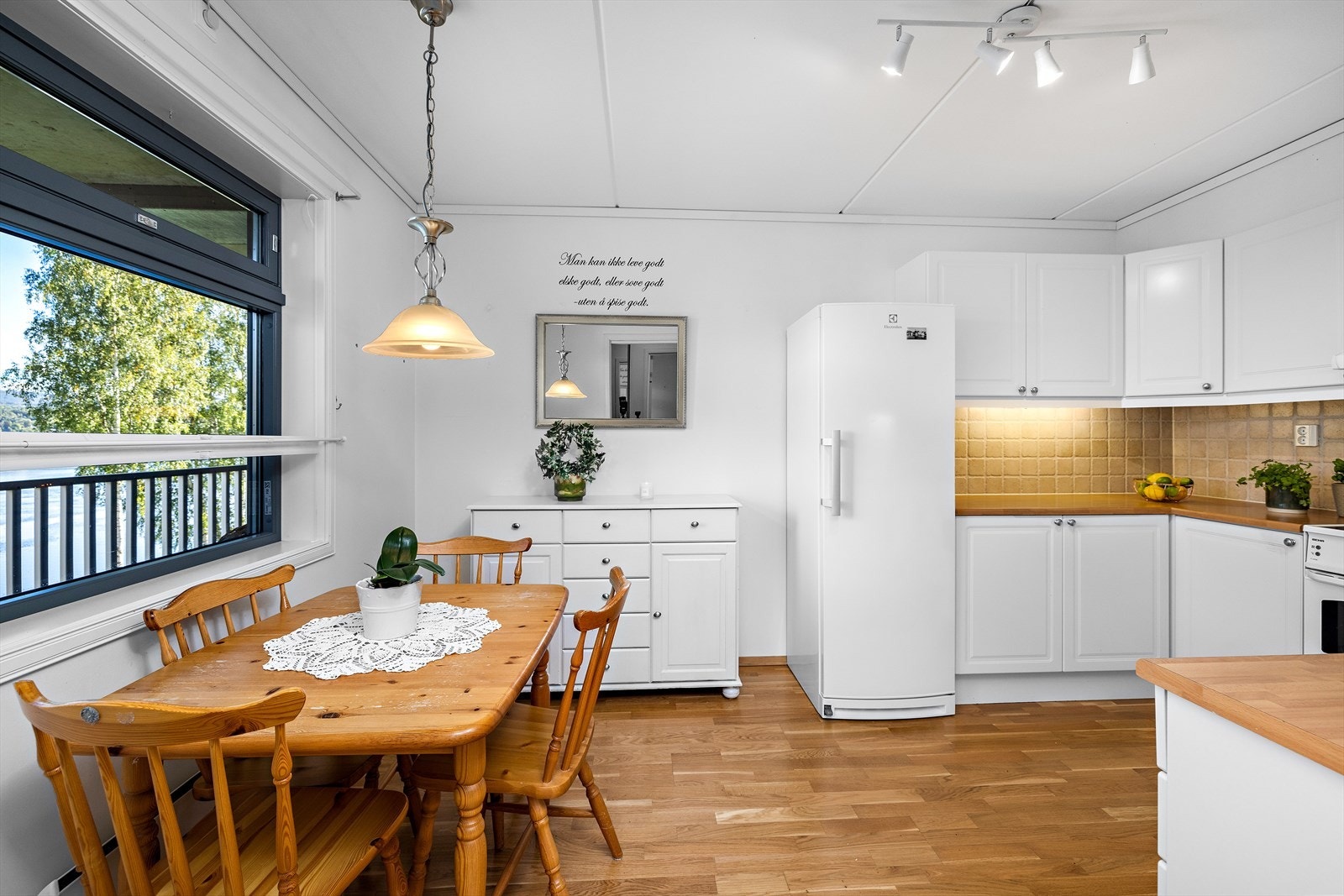 Hyggelig med kjøkkenbord ved vindu Galleribilde