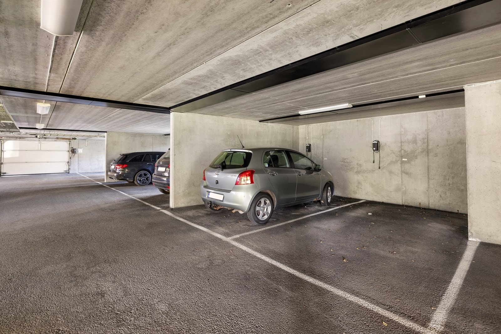 Parkeringsplassen - det er elektrisk portåpner til garasjeporten Galleribilde