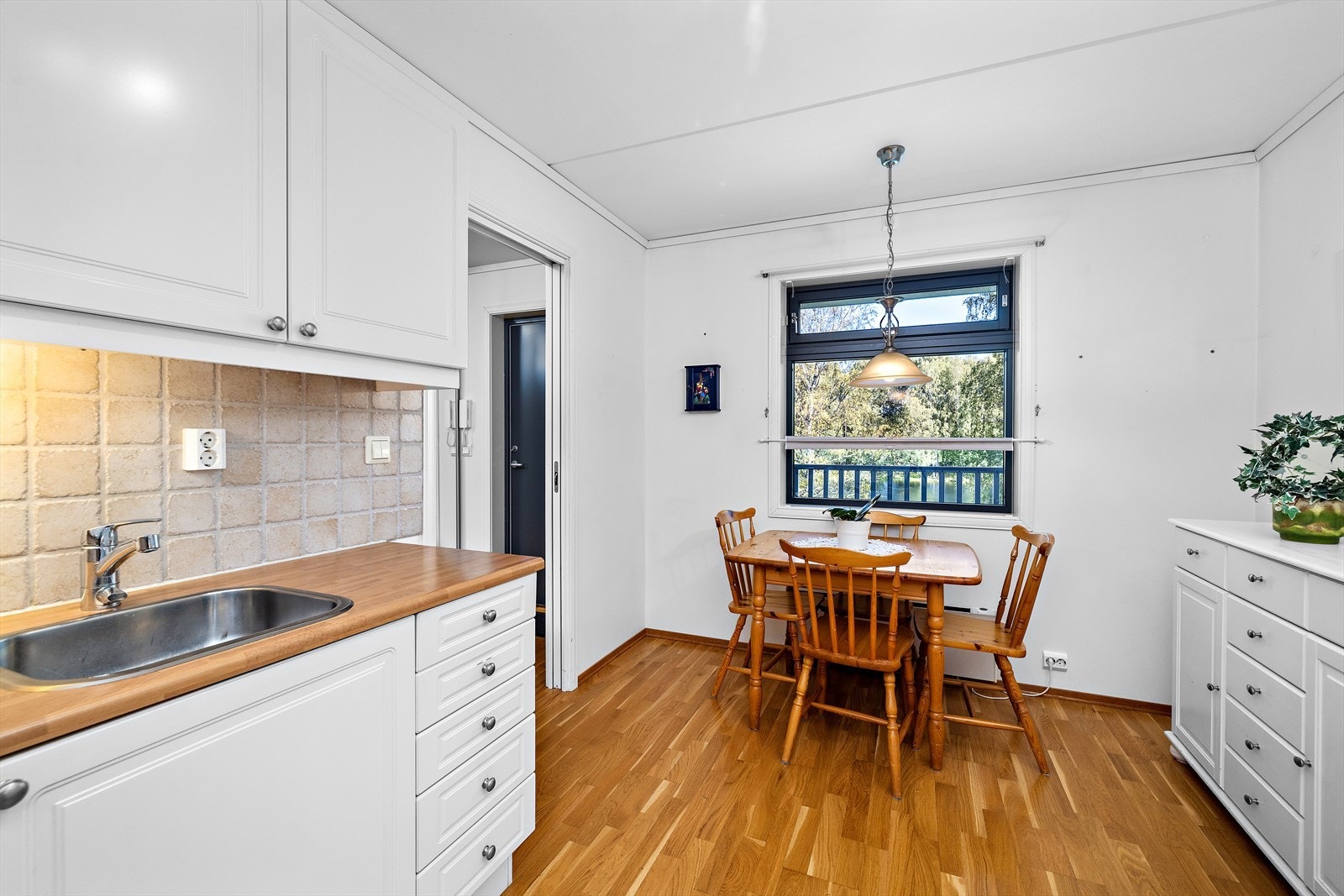 Leiligheten har eiekparkett på gulv, og malte overflater Galleribilde