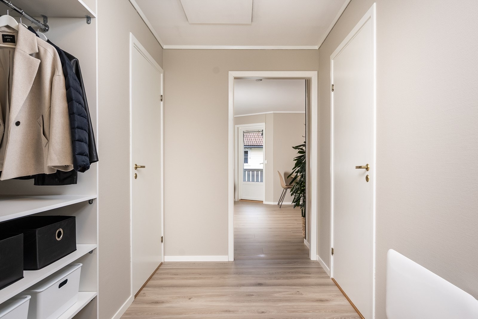 Det er god plass til oppheng for yttertøy og til å sette ifra seg sko, noe som gjør det enkelt å holde orden i inngangspartiet. Galleribilde