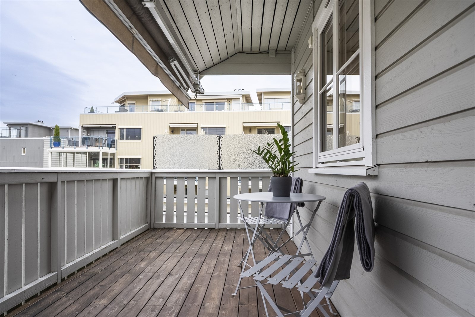 Leiligheten ligger i 2.etasje og inneholder: Entrè, bad, 2 soverom, bod, kjøkken og stue. Galleribilde