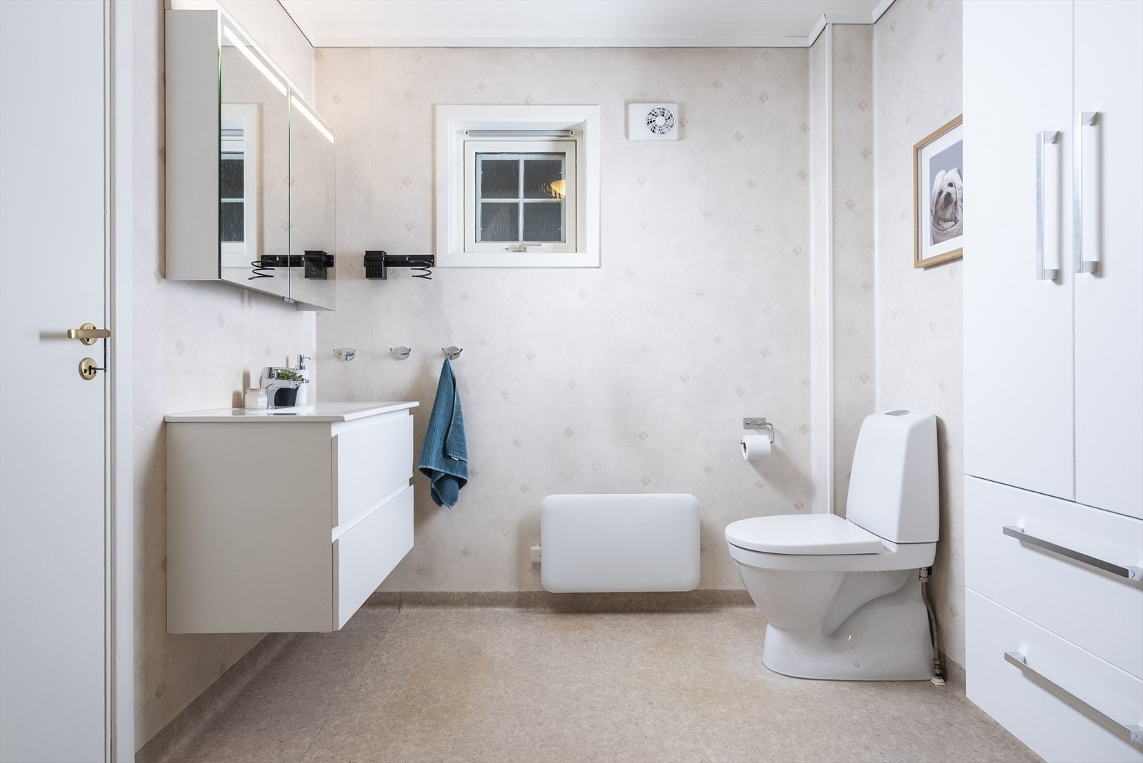 Eldre bad fra byggeår med vinyl belegg på gulv og våtroms vinyl på vegger. Galleribilde