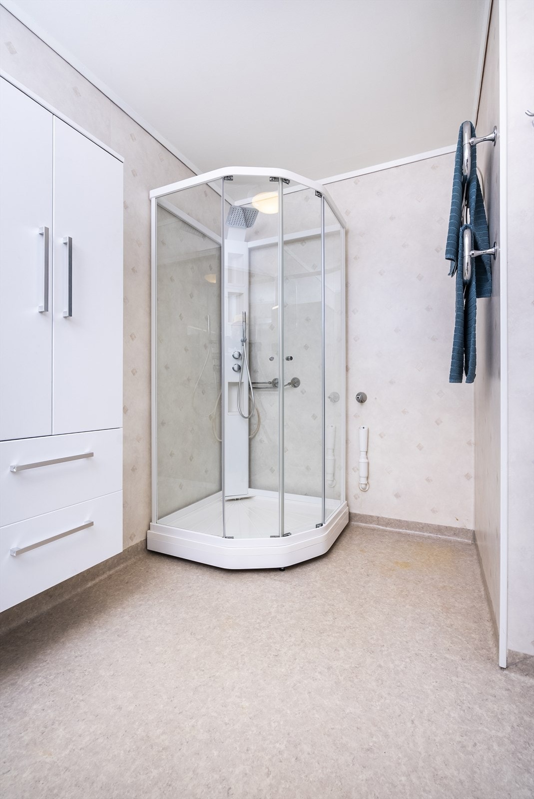 Baderom inneholder dusjkabinett, klosett og ny servant i innredning samt opplegg for vaskemaskin. Galleribilde