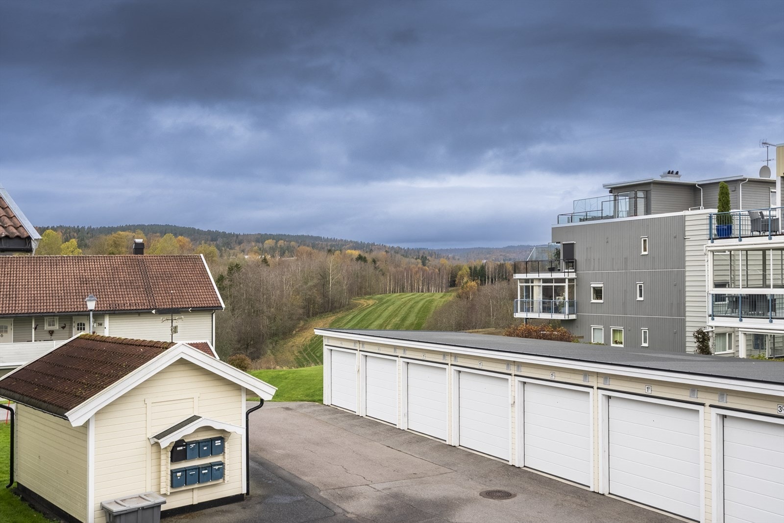 En pent innredet 3-roms leilighet beliggende meget fordelaktig til i hjertet av Revetal sentrum med umiddelbar nærhet til bl.a. ReTorvet kjøpesenter, vinmonopol og treningssenter. Galleribilde
