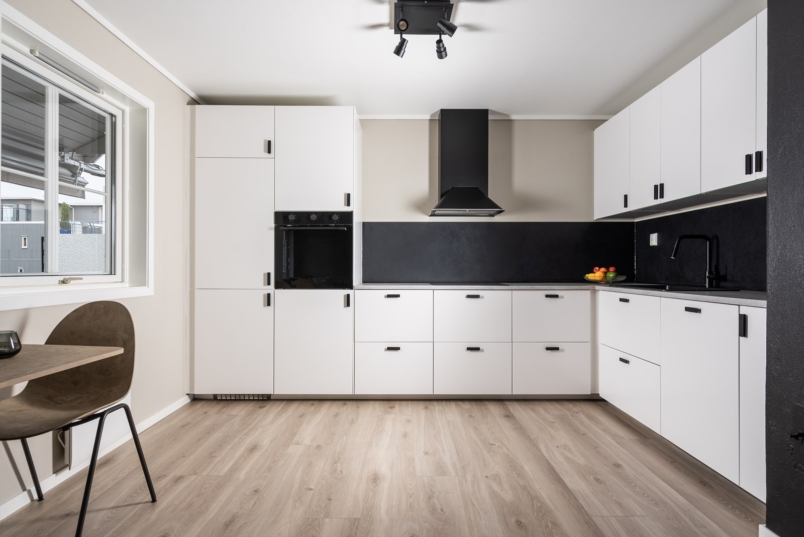 Kjøkkeninnredning fra 2025 med fronter i malt utførelse. Kum av kompositt. Laminerte benkeplater. Galleribilde