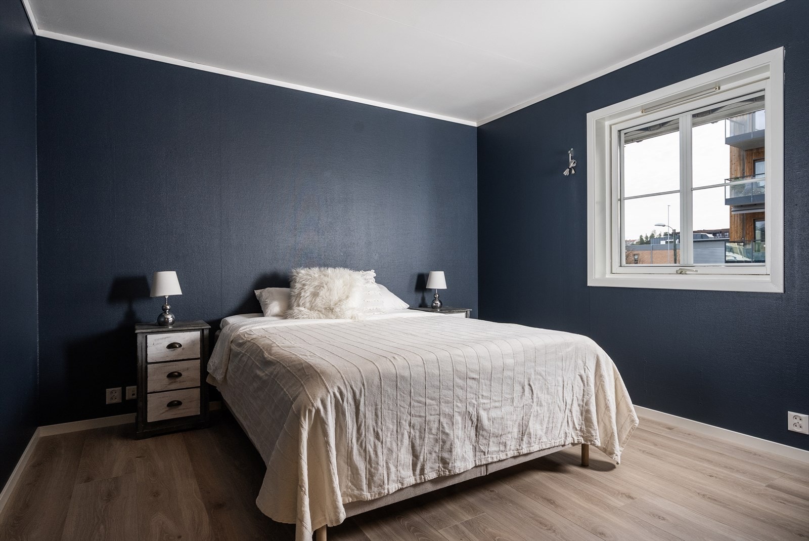 Hovedsoverommet er pent innredet og er malt i en dempet blåtone , som gir rommet en behagelig og lun stemning. Soverommet er innredet med dobbeltseng med tilhørende nattbord og garderobeløsning. Galleribilde