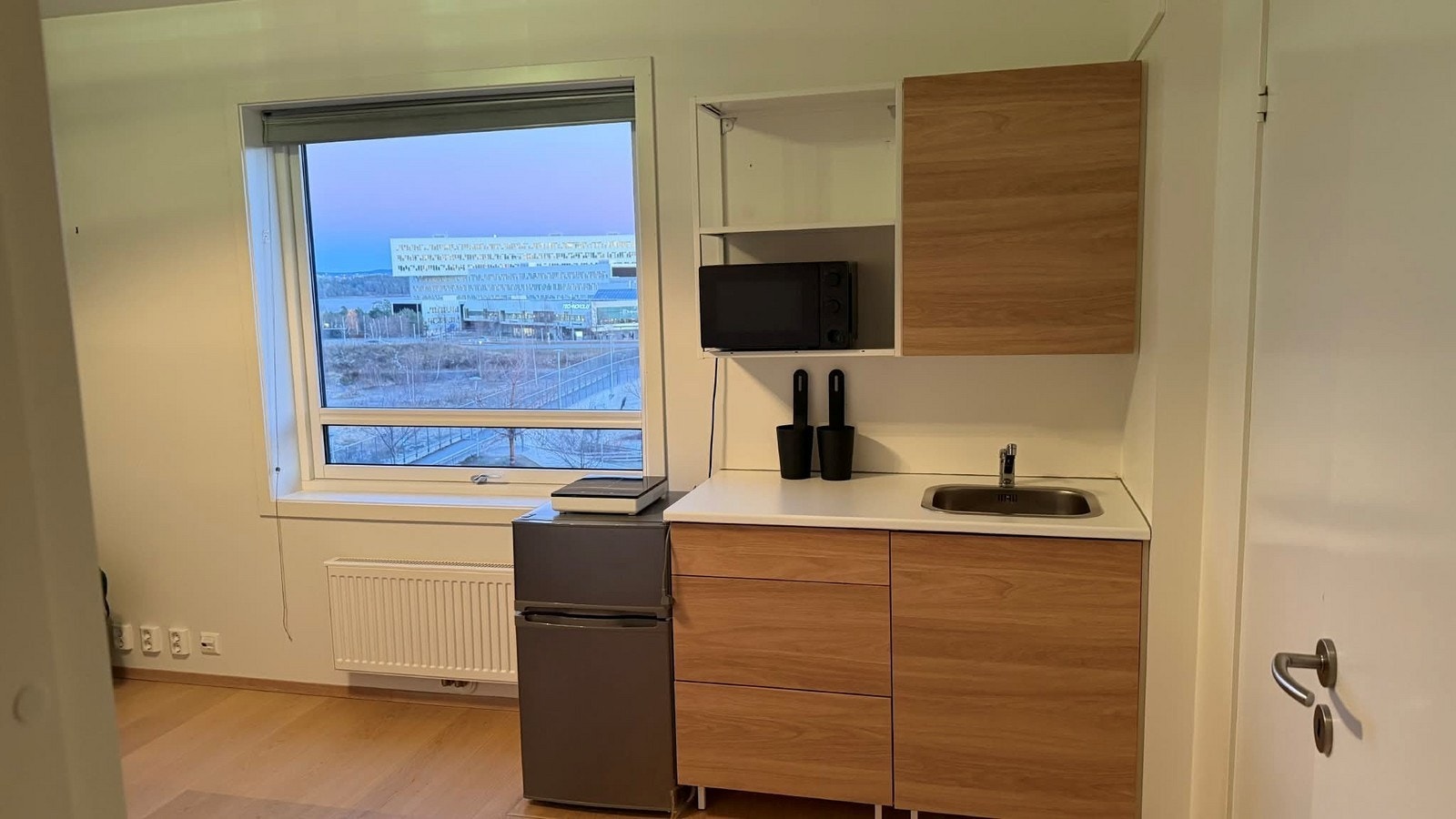 Nytt hybelkjøkken med lite kombiskap + mikrobølgeovn som medfølger Galleribilde