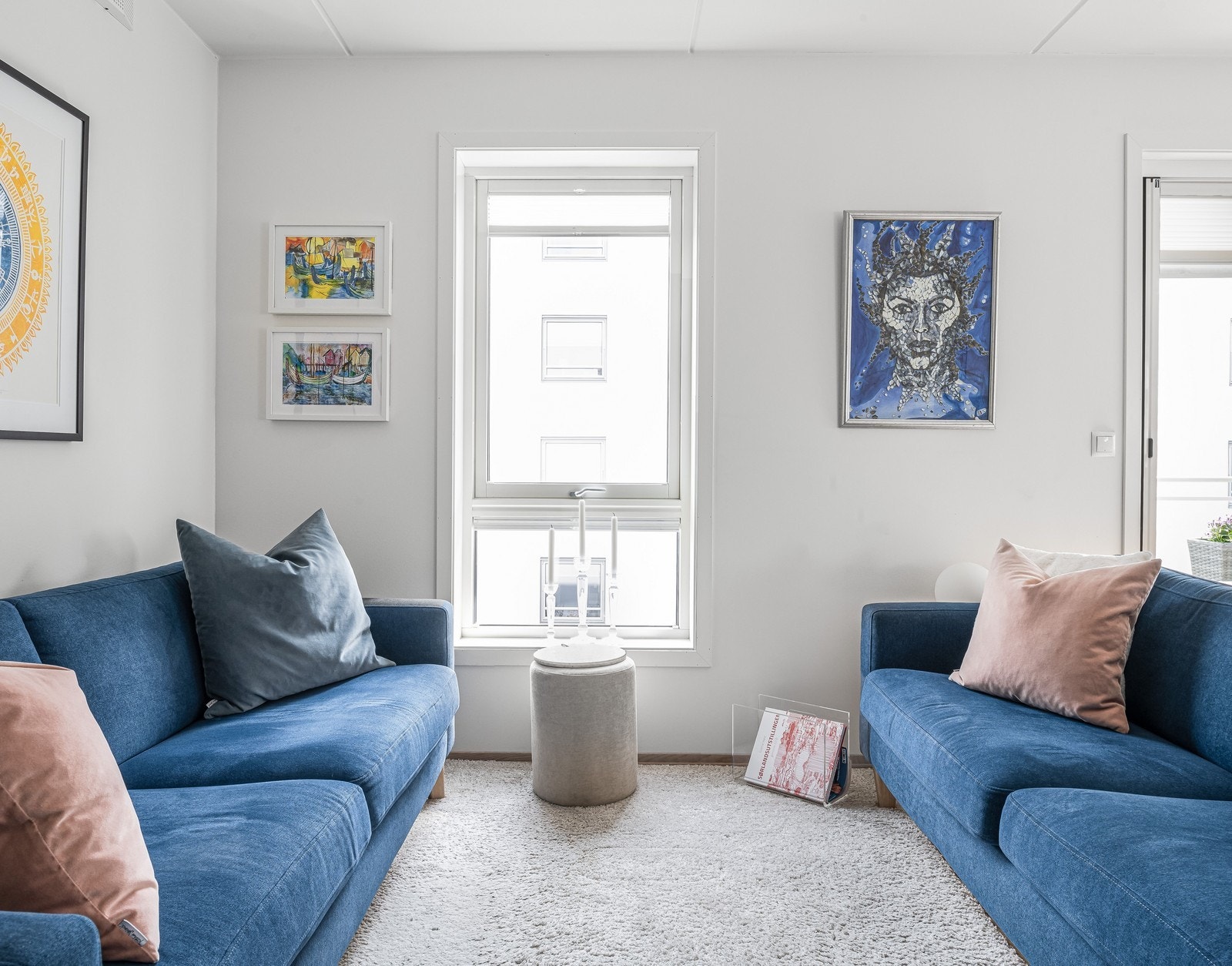 Romslig stue med mye naturlig lys Galleribilde