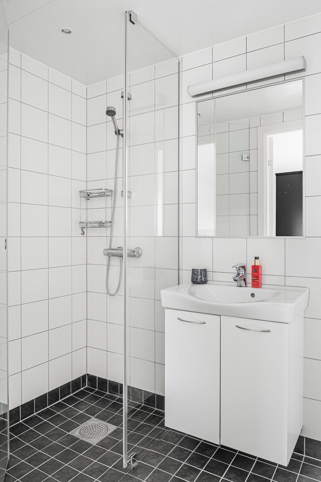 Bad hybel, det medfølger en smal vaskemaskin til dette badet. Galleribilde