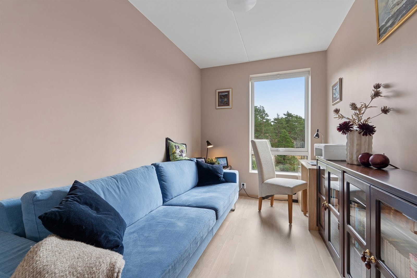 Soverom 2 benyttes i dag som gjesterom og kontor. Dersom man trenger ennå et soverom, kan del av stuen som opprinnelig var tegnet inn som soverom 3, tilbakeføres. Galleribilde