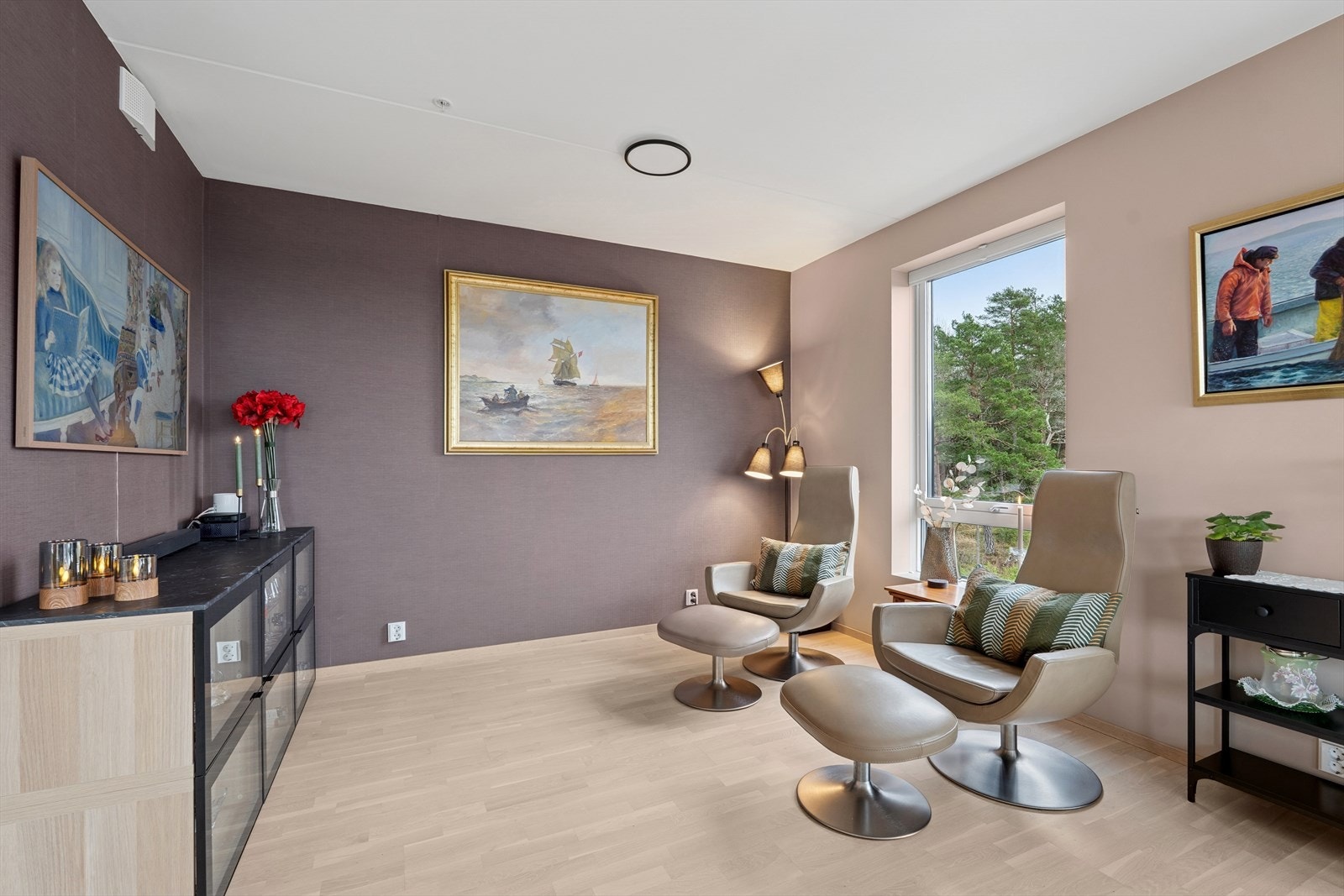 Denne delen av stuen er på originale tegninger tenkt som det 3. soverommet. Delen kan enkelt omgjøres dersom ny eier ønsker det! Galleribilde