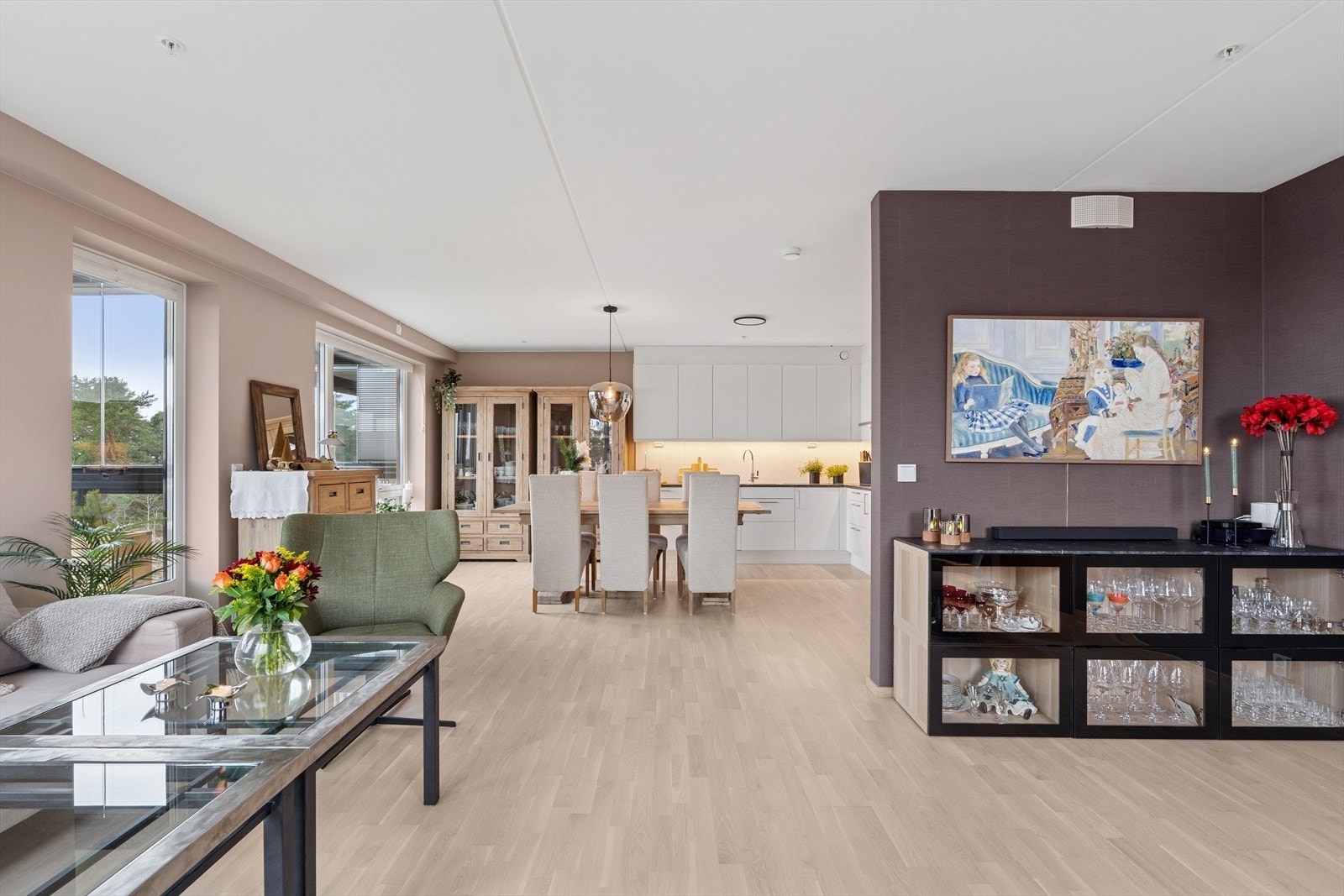 Den åpne løsningen mellom kjøkken og stue sørger for god romfølelse og ekstra gode lysforhold. Galleribilde