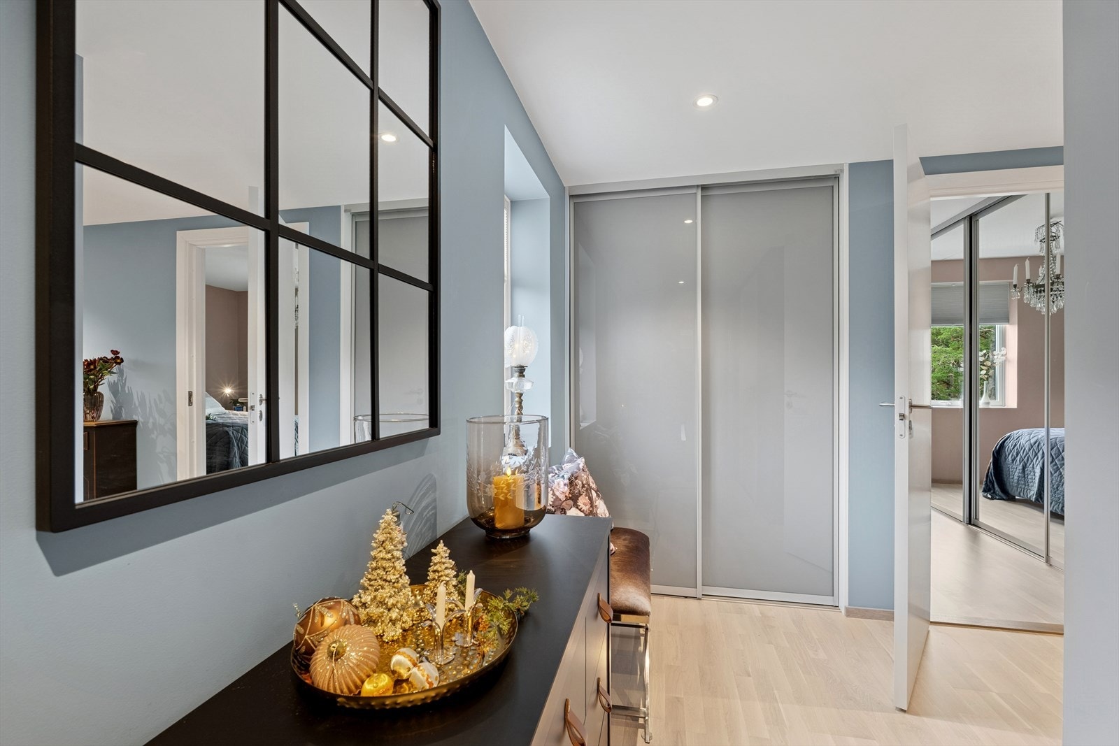 Lys og romslig entrè ønsker velkommen inn samtidig som man har gode oppbevaringsmuligheter for yttertøy. Galleribilde