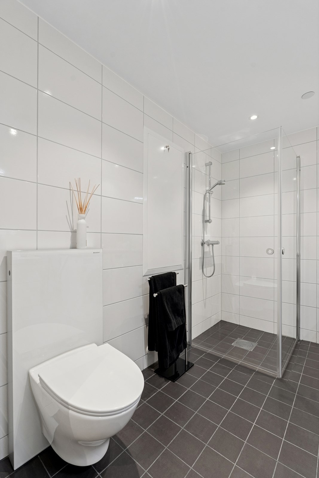 Baderommet har tidløse fliser og dimbare spotter for stemningsfull belysning. Selvrensende dusjvegger for en enklere hverdag! Galleribilde