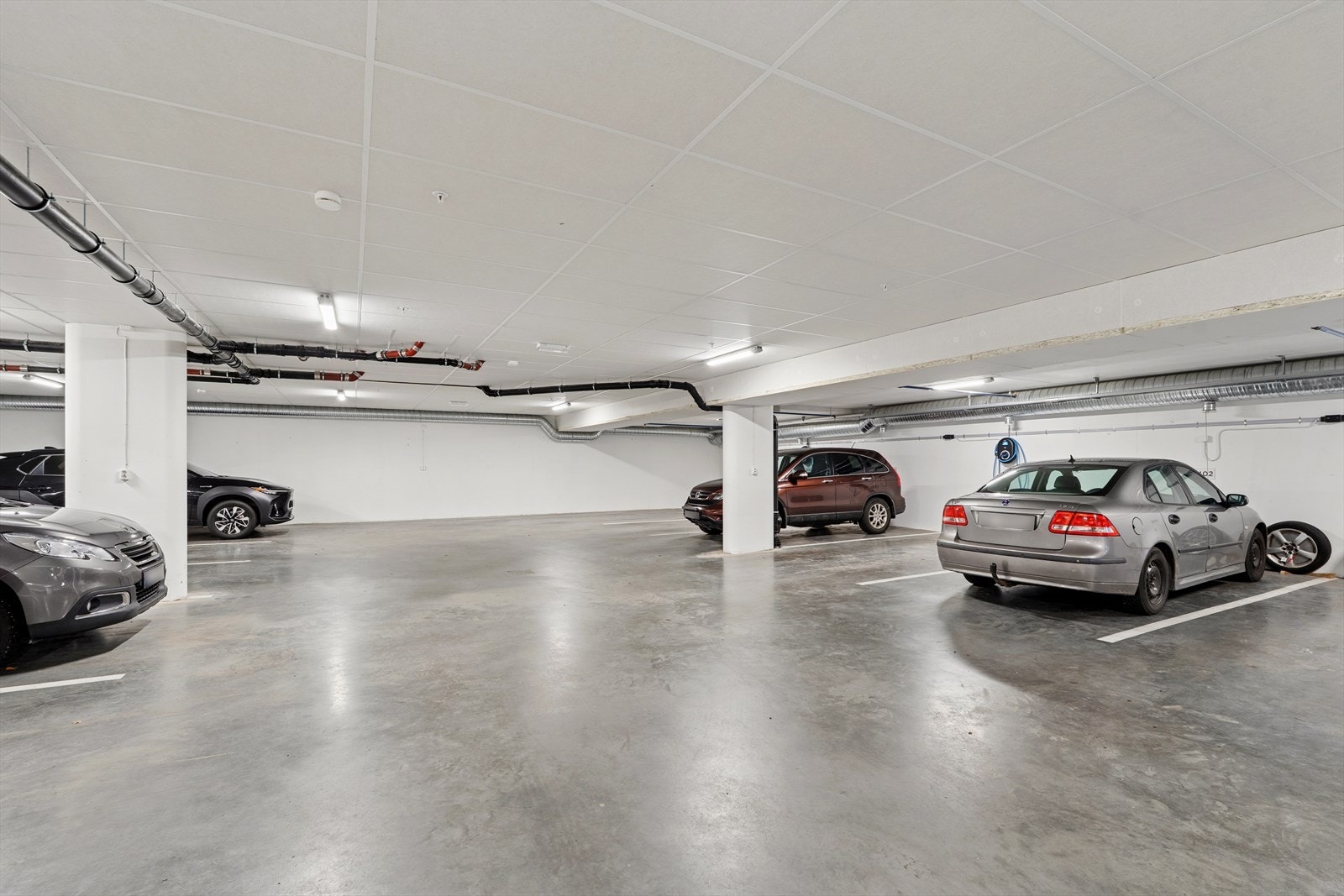 Felles ryddig og fin parkeringskjeller under bygget. Adkomst via trapp eller heis helt ned. Galleribilde