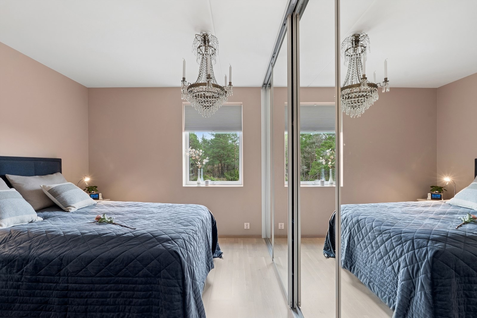 Hovedsoverommet har praktisk skyvedørsgarderobe med dempet speildører levert av Elfa. Galleribilde