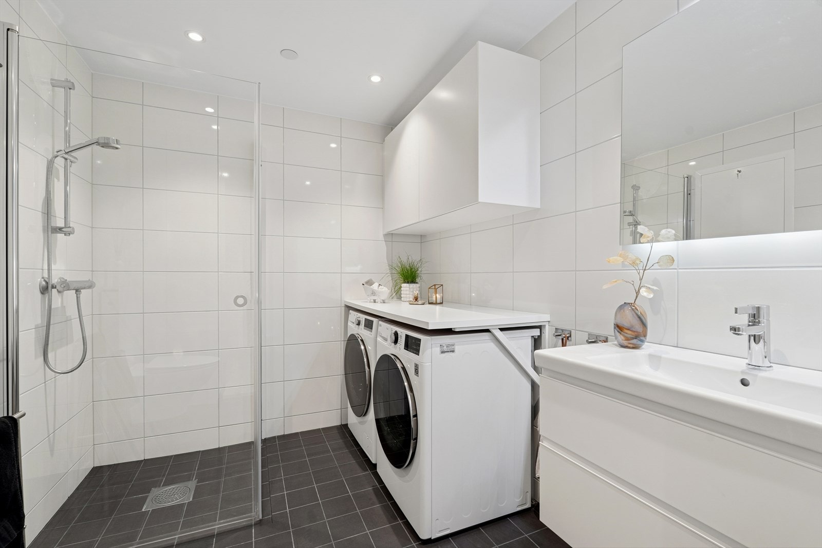 Leiligheten har romslig bad i tillegg til separat toalettrom. Galleribilde