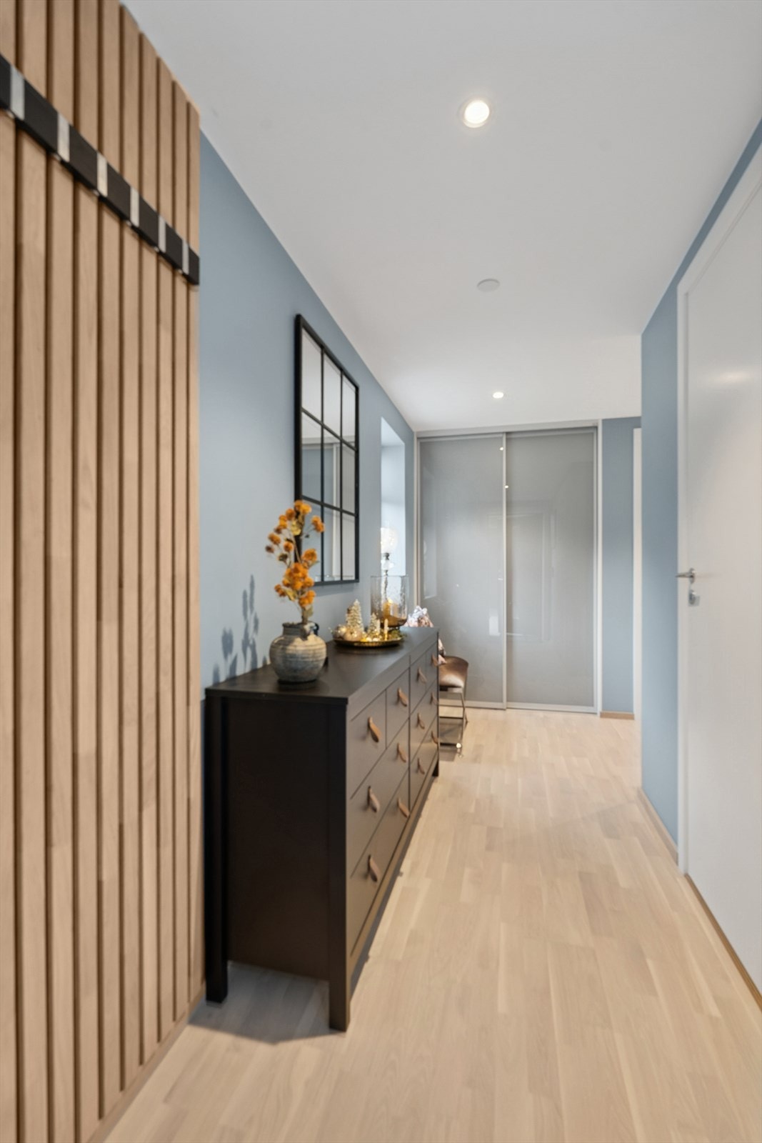 Leiligheten er innredet med en gjennomført nordisk stil med spilevegger og parkett som tilfører varme! Galleribilde