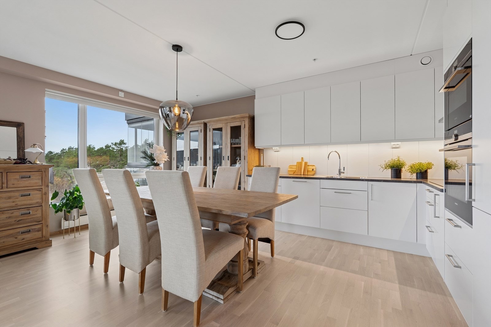 En leilighet innredet med kvalitetsmaterialer i tidløs stil. Her er det lett å sette sitt personlige preg med interiør. Galleribilde