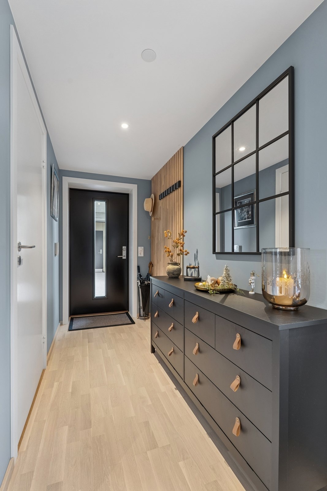 Adkomst via felles inngang hvor heisen står. Videre er det adkomst via utvendig svalgang. Galleribilde