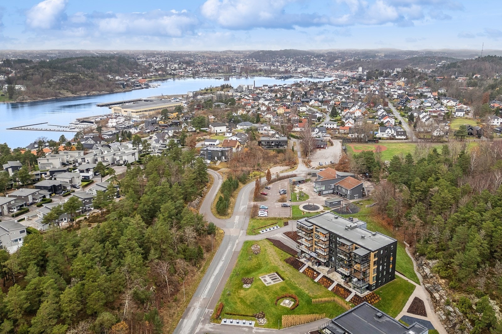 Vesterøya - et attraktivt område med sjø, strender og flotte turområder. Barnevennlig, aktivt idrettsmiljø og snart ny barneskole. Kun 5 km fra Sandefjord sentrum, med planlagt ferjeforbindelse i 2026. Galleribilde