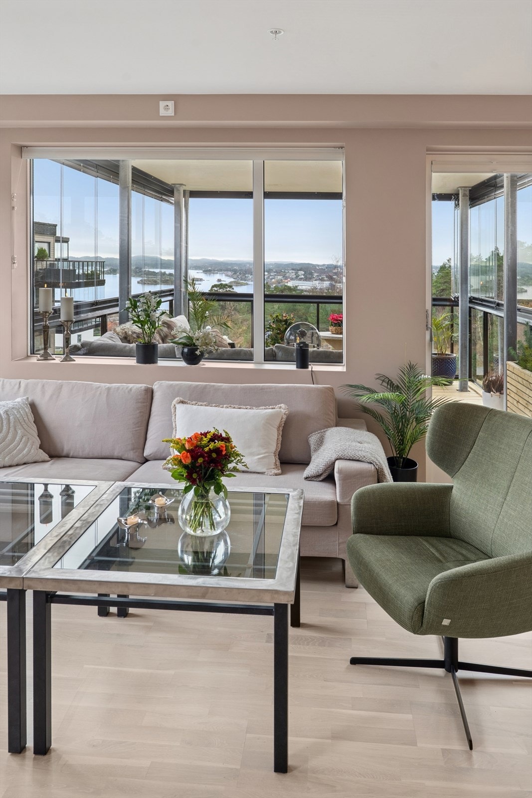 Upåklagelig utsikt over Sandefjordsfjorden både fra stue/kjøkken og fra innglasset balkong! Galleribilde