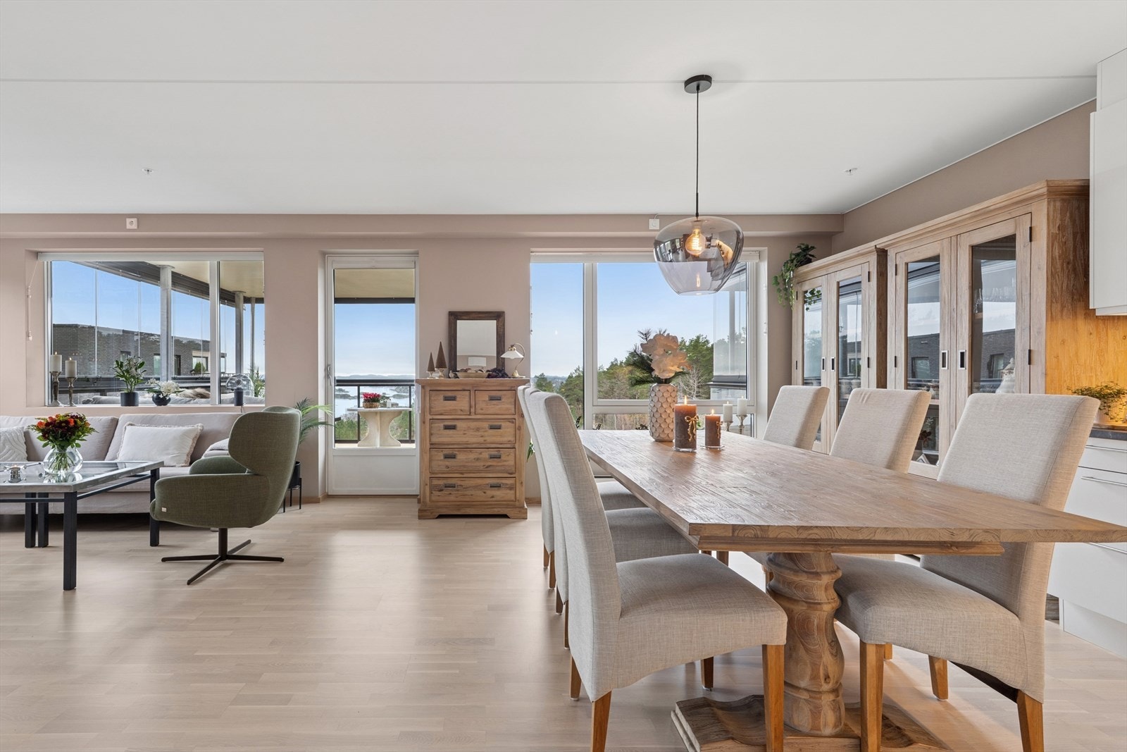 Fra stue og kjøkkendelen er det adkomst ut til en ekstra stor innglasset balkong som forlenger sommeren. Sen kveldssol! Galleribilde