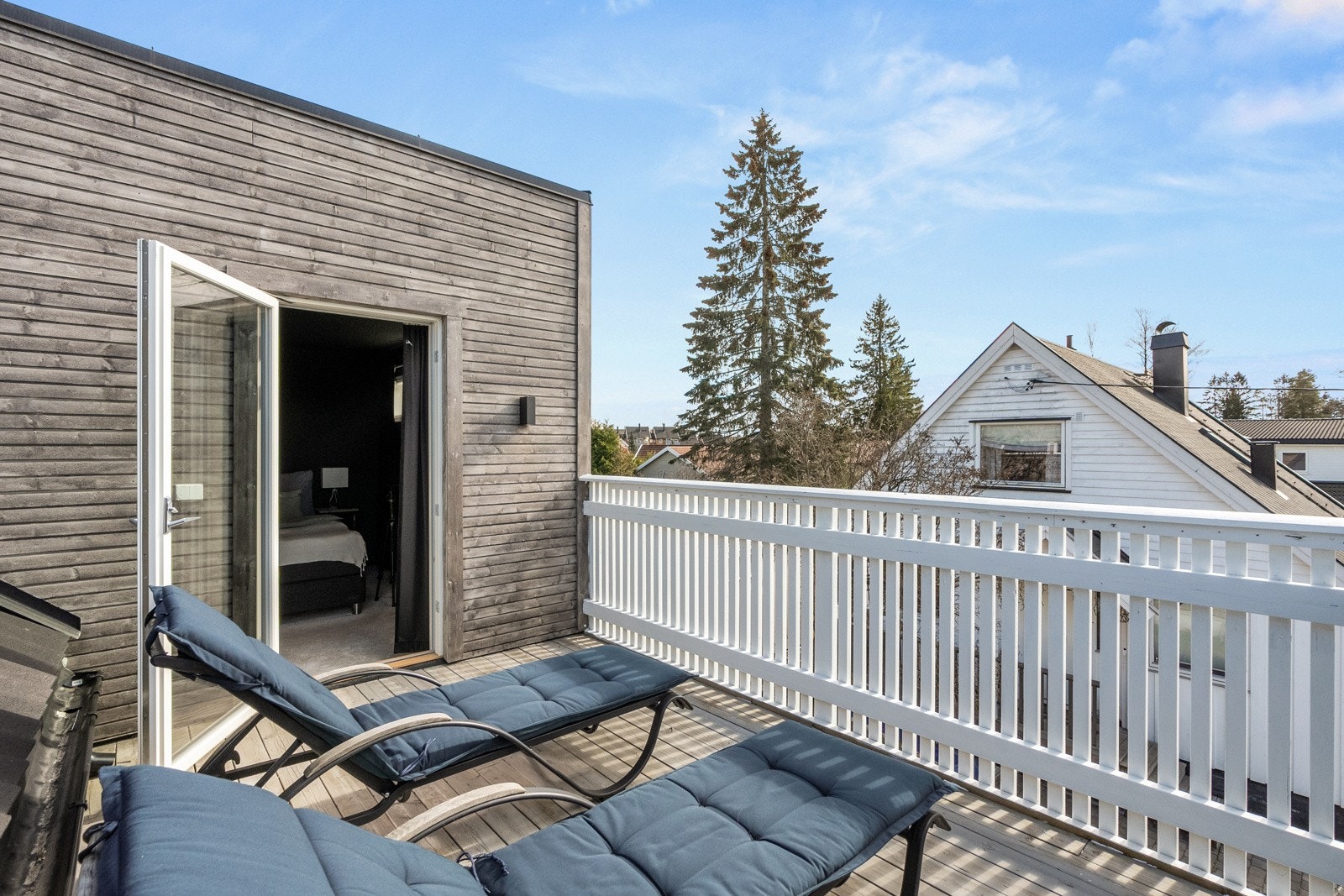 Fra rommet er det utgang til en fin takterrasse på 10m². Galleribilde