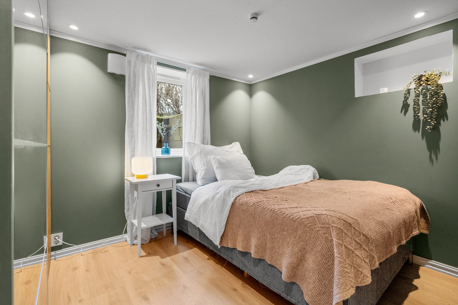 Rommet i kjelleretasjen har en stor skyvedørsgarderobe med speil. Galleribilde