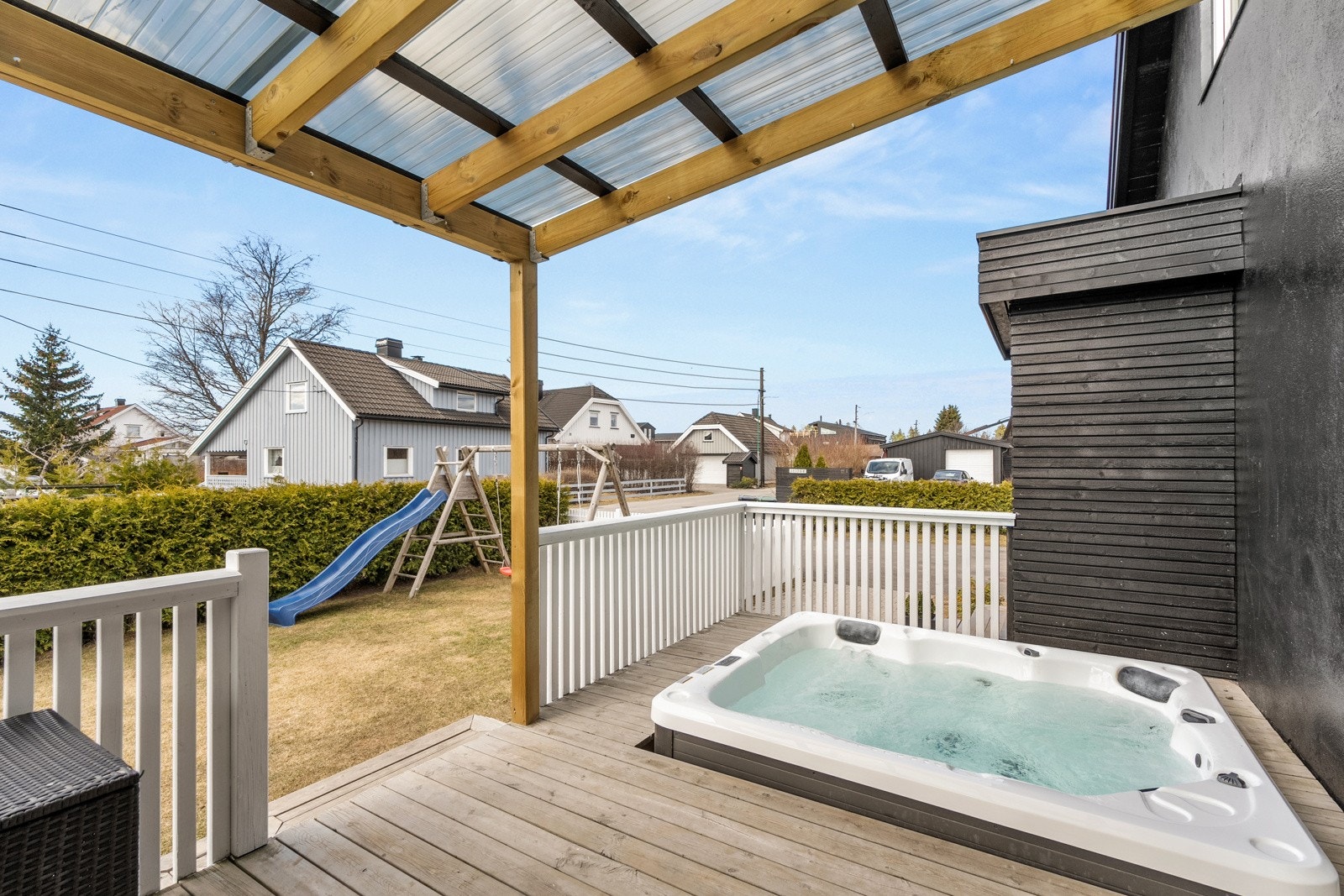 Terrassen er innredet med jacuzzi, og har videre god plass til utemøblement, grill og blomsterkasser. Galleribilde