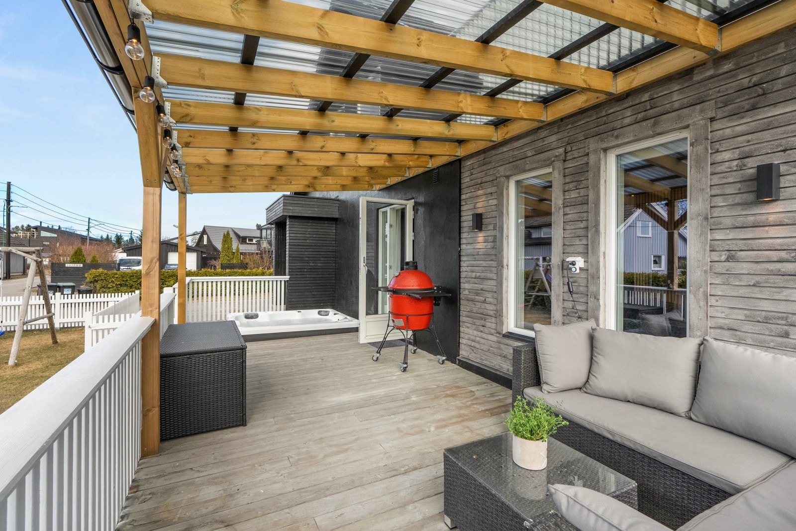 På varme sommerdager blir det naturlig å åpne den store glassdøren, så blir stuen forlenget med den herlige og solfylte terrassen på hele 24kvm med videre adkomst til gressplen. Galleribilde