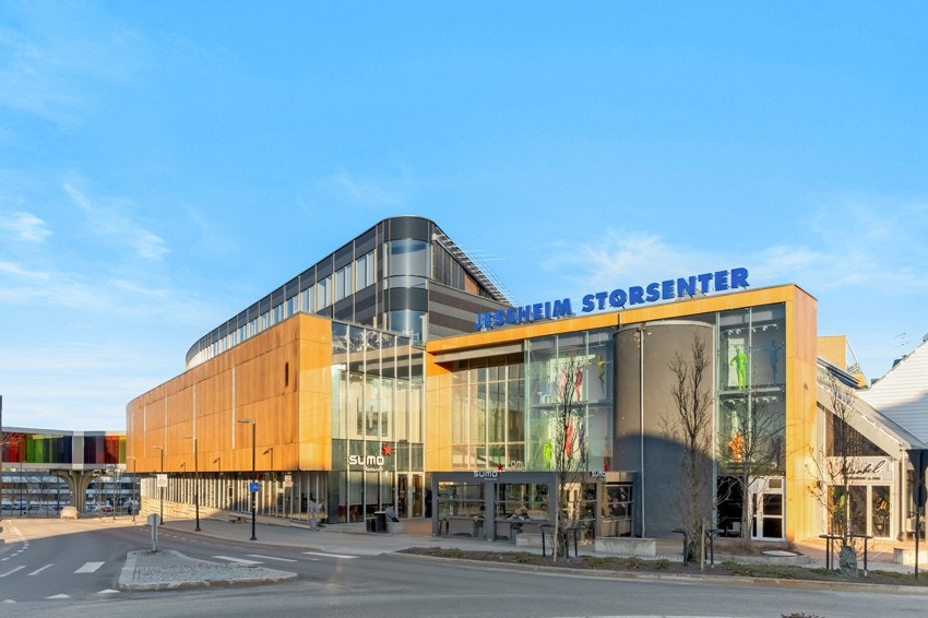 Jessheim Storsenter ligger rett ved stasjonen i Jessheim, med både tog- og bussforbindelse. Galleribilde