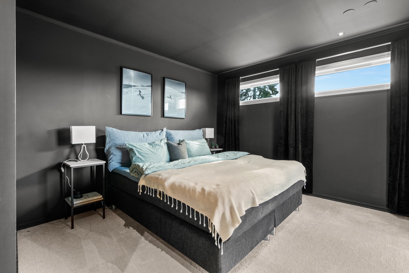 Boligen har fire soverom, hvor tre ligger i loftsetasjen og ett i kjelleretasjen. Galleribilde