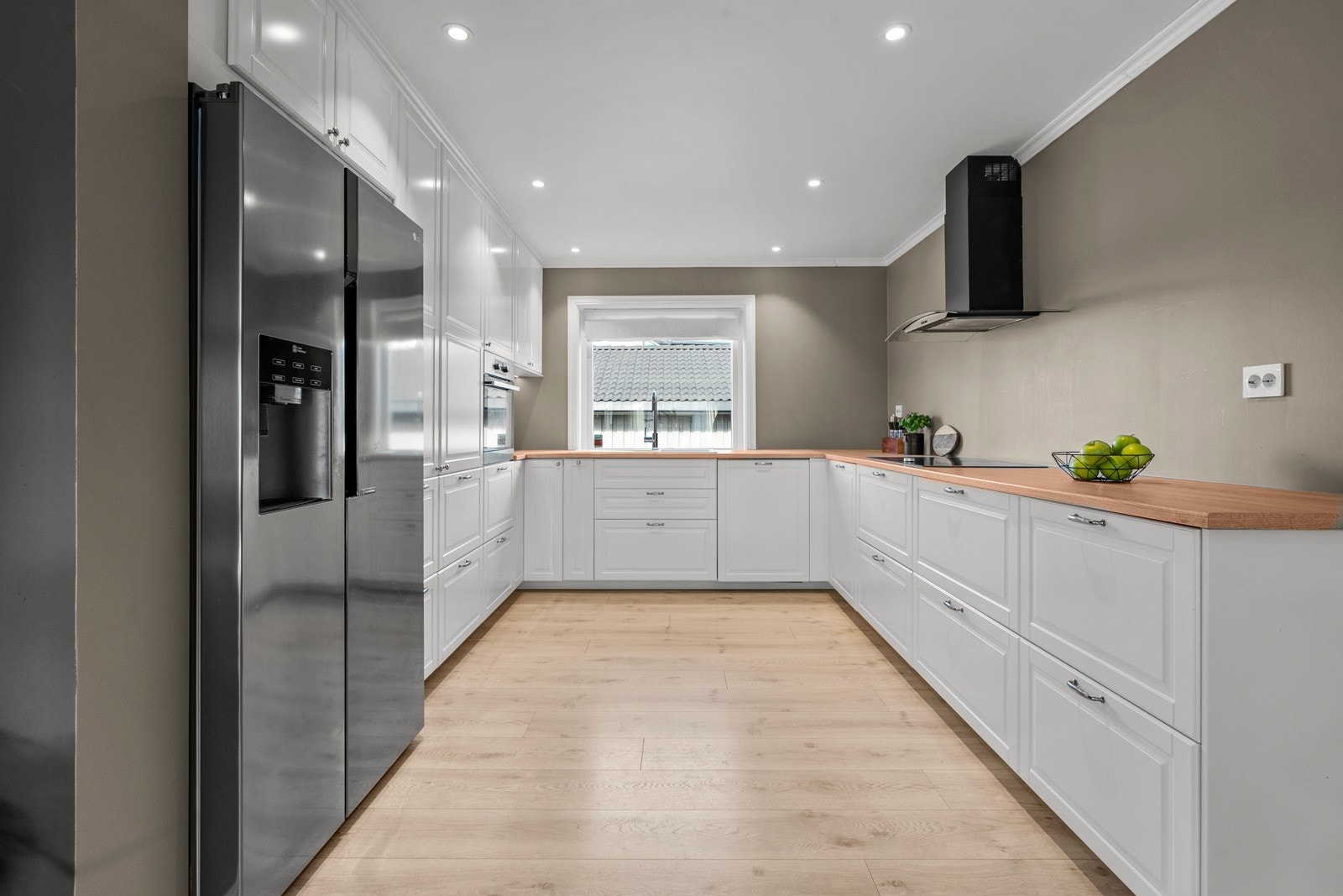 Boligen har et stilrent kjøkken med innredning fra 2018. Galleribilde