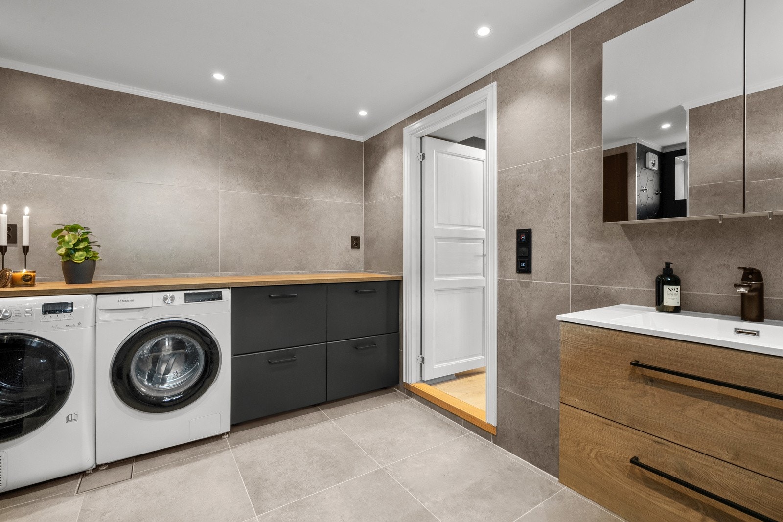 Det er opplegg til vaskemaskin og godt med benkeplass. I gulvet er det behagelig varme. Galleribilde