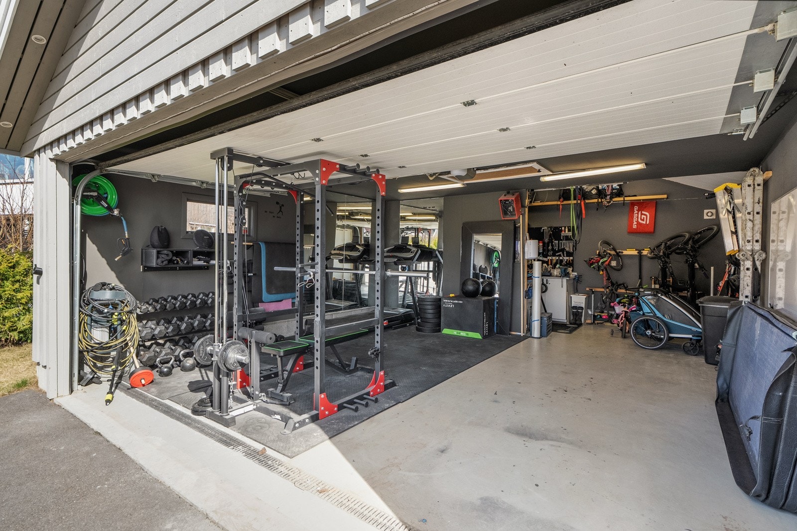 På eiendommen er det en garasje på 45m² med to el-billadere. Garasjen er fra 2020. Galleribilde