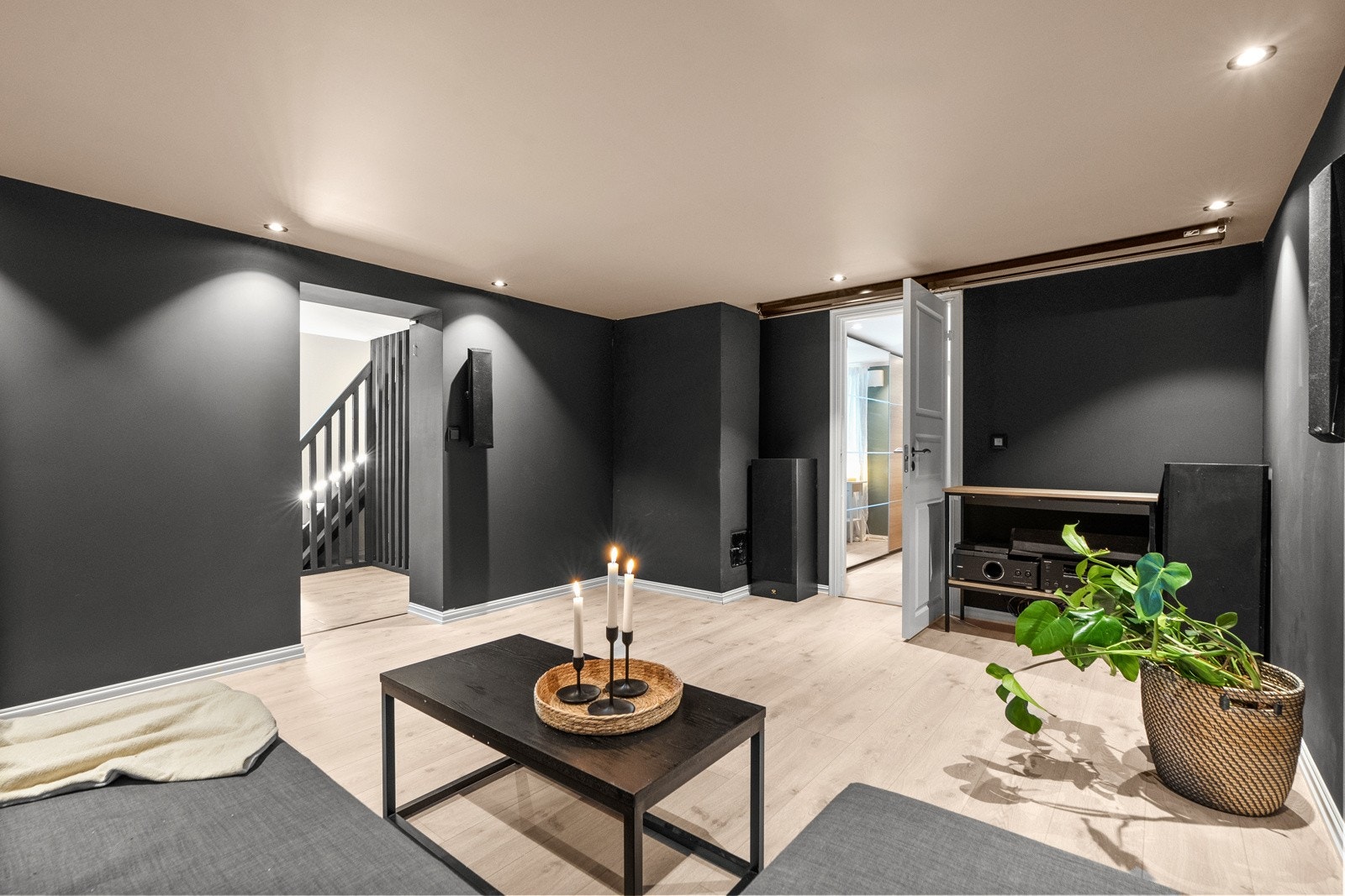 Boligen er vel gjennomført med delikate og tidløse overflater. Galleribilde