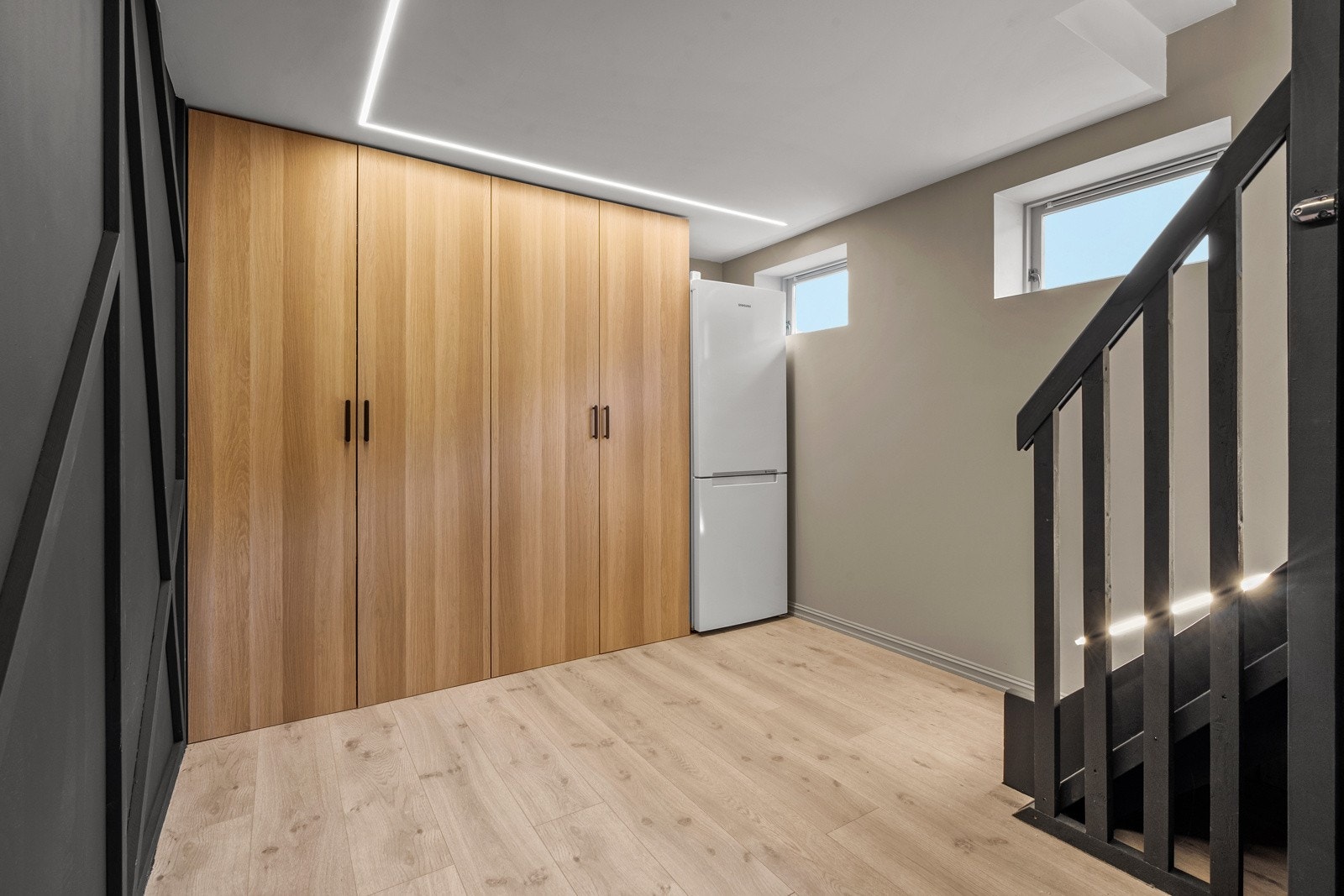 Det er et stort garderobeskap i gangen i kjelleretasjen for ekstra lagringsplass. Galleribilde