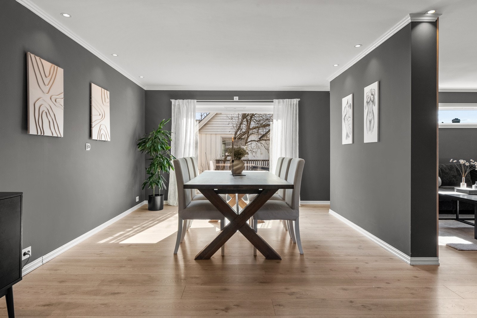 Du kan samtidig ha et stort spisebord med plass til hele familien. Galleribilde