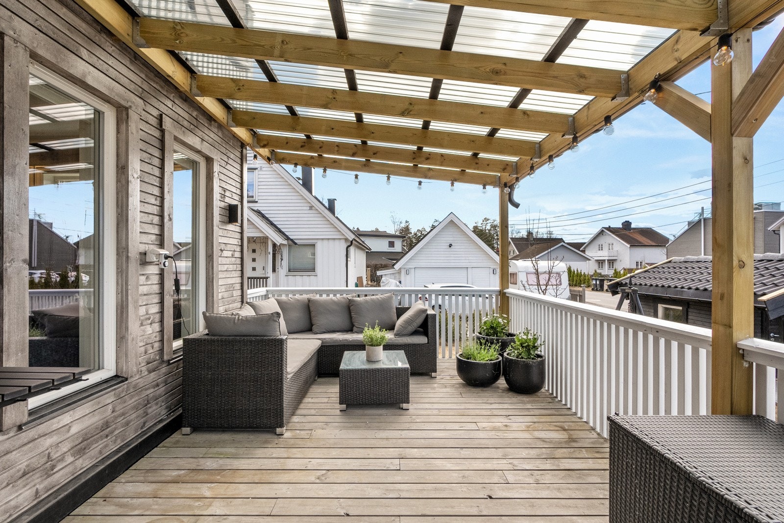 Moderne og lys enebolig som strekker seg over 3 plan. Galleribilde