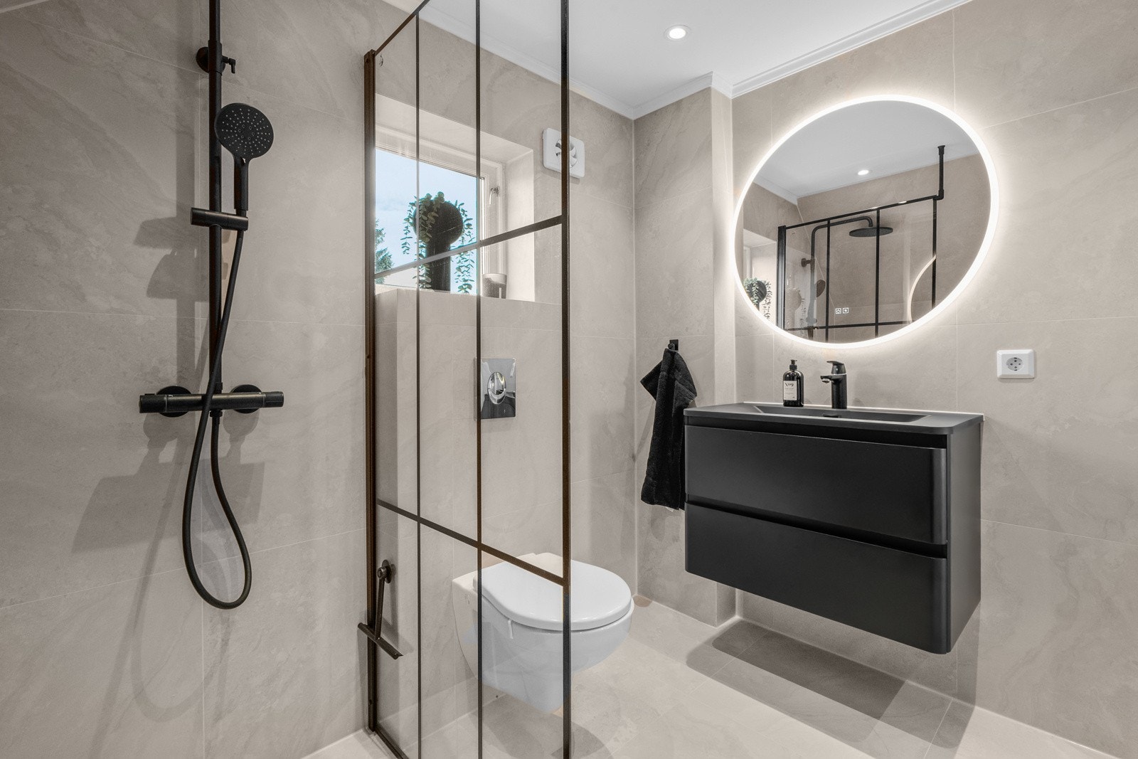 I loftsetasjen er det et delikat og flislagt baderom fra 2025 med gulvvarme. Galleribilde