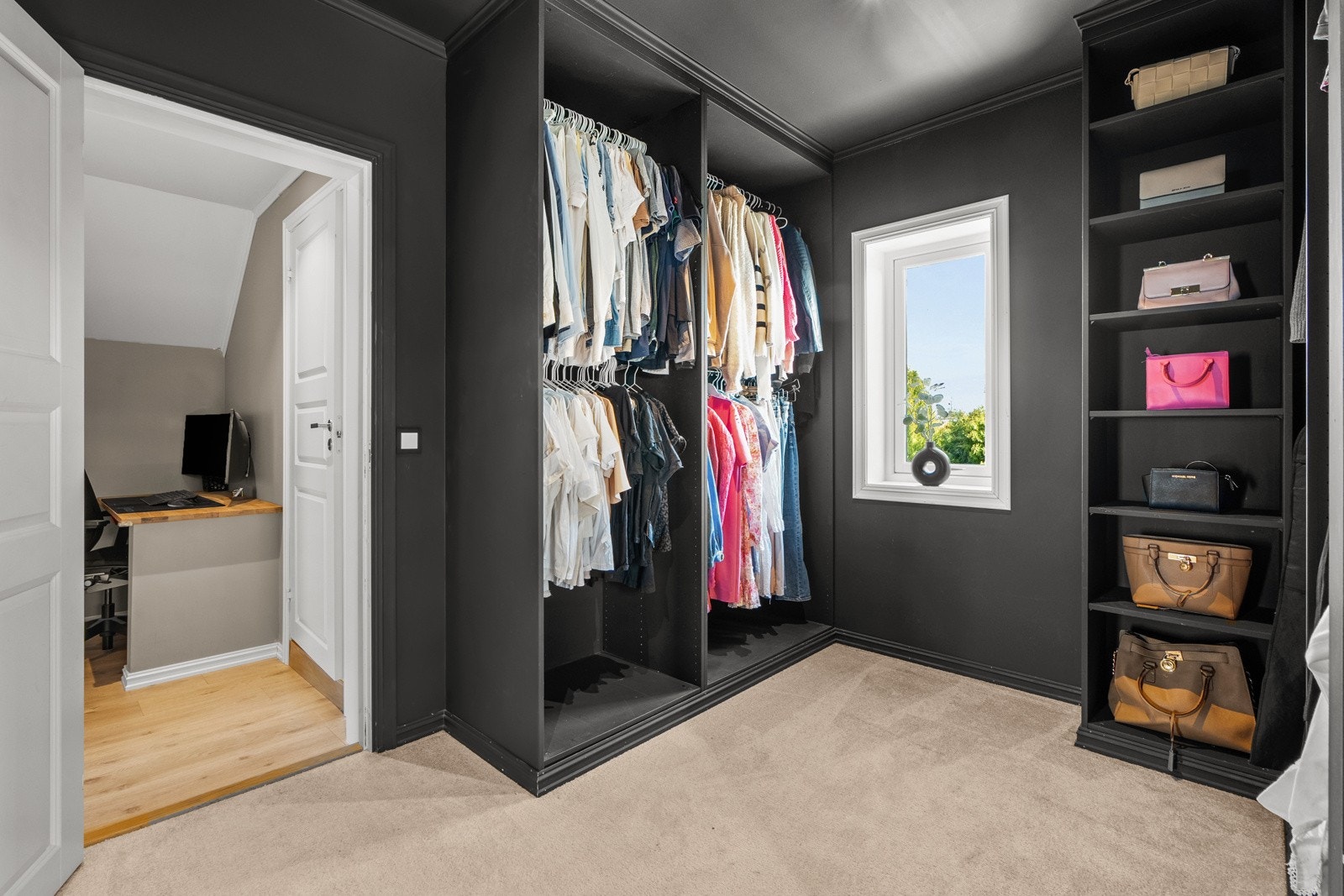 Soverommet har et omkledningsrom med god plass til ulike garderobeløsninger. Galleribilde