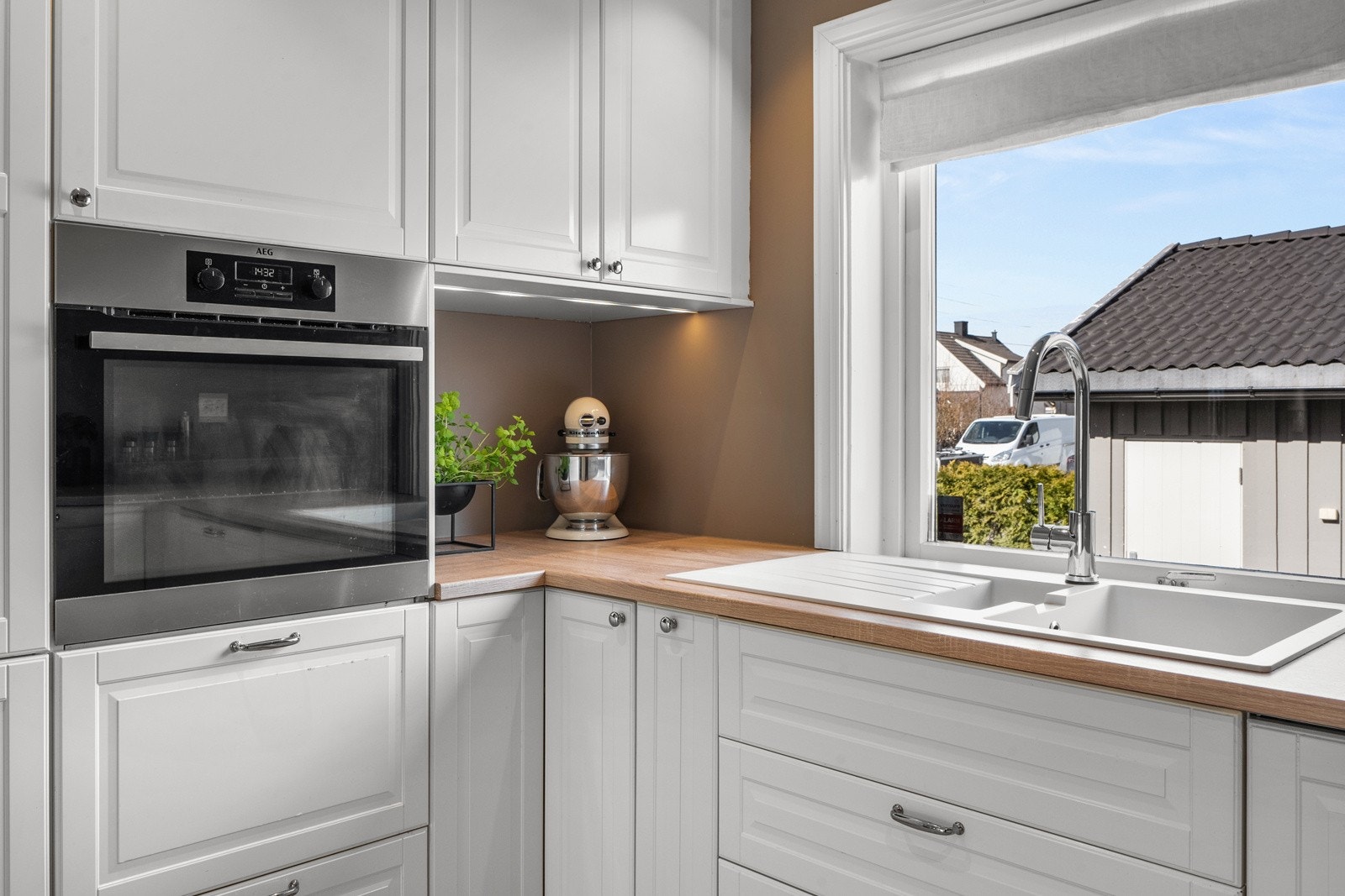 Det er pene fronter, benkeplate av laminat og nedfelt oppvaskkum. Galleribilde