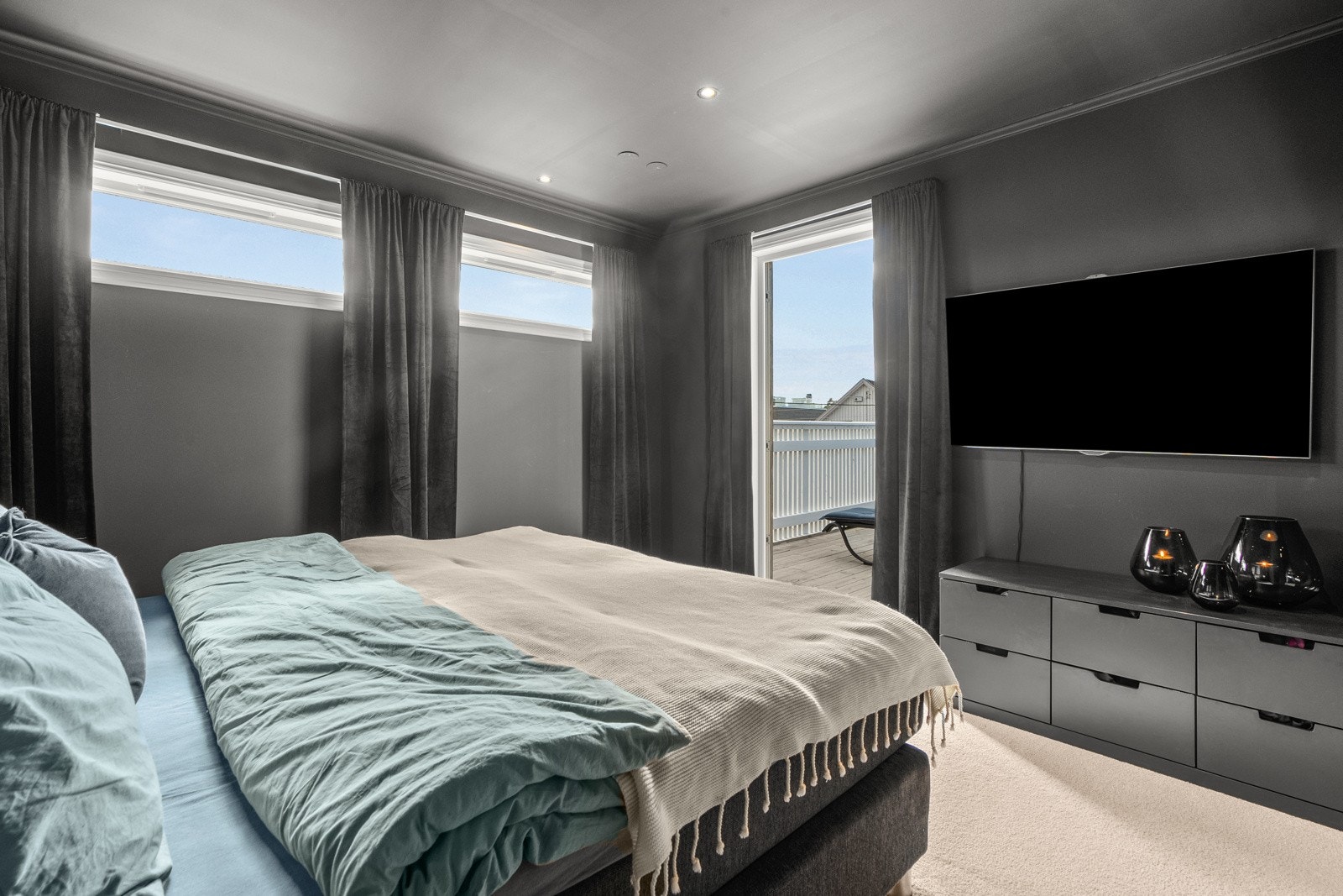 Hovedsoverommet har god plass til dobbeltseng, nattbord og annet ønsket møblement. Galleribilde