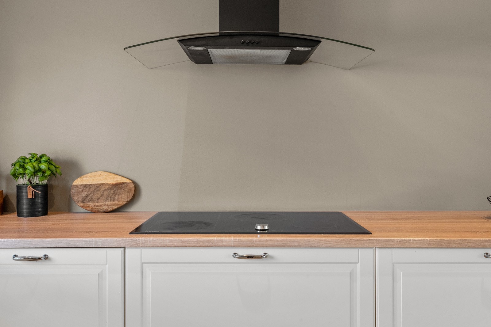 Kjøkkenet er videre utstyrt med stekeovn, induksjonstopp og oppvaskmaskin som medfølger handelen. Frittstående kjøl/frys medfølger ikke handelen. Galleribilde